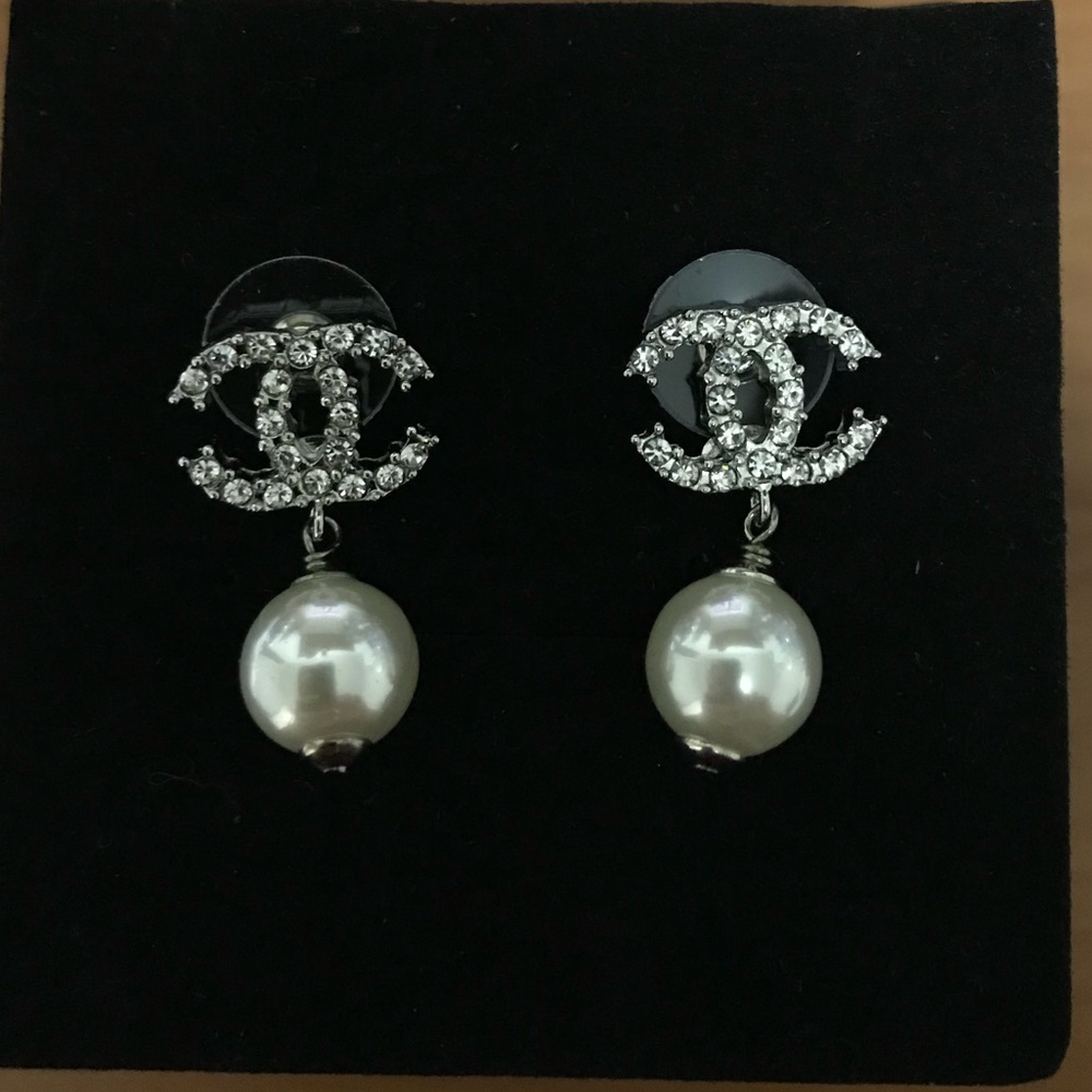 Chanel pearl dropped earrings